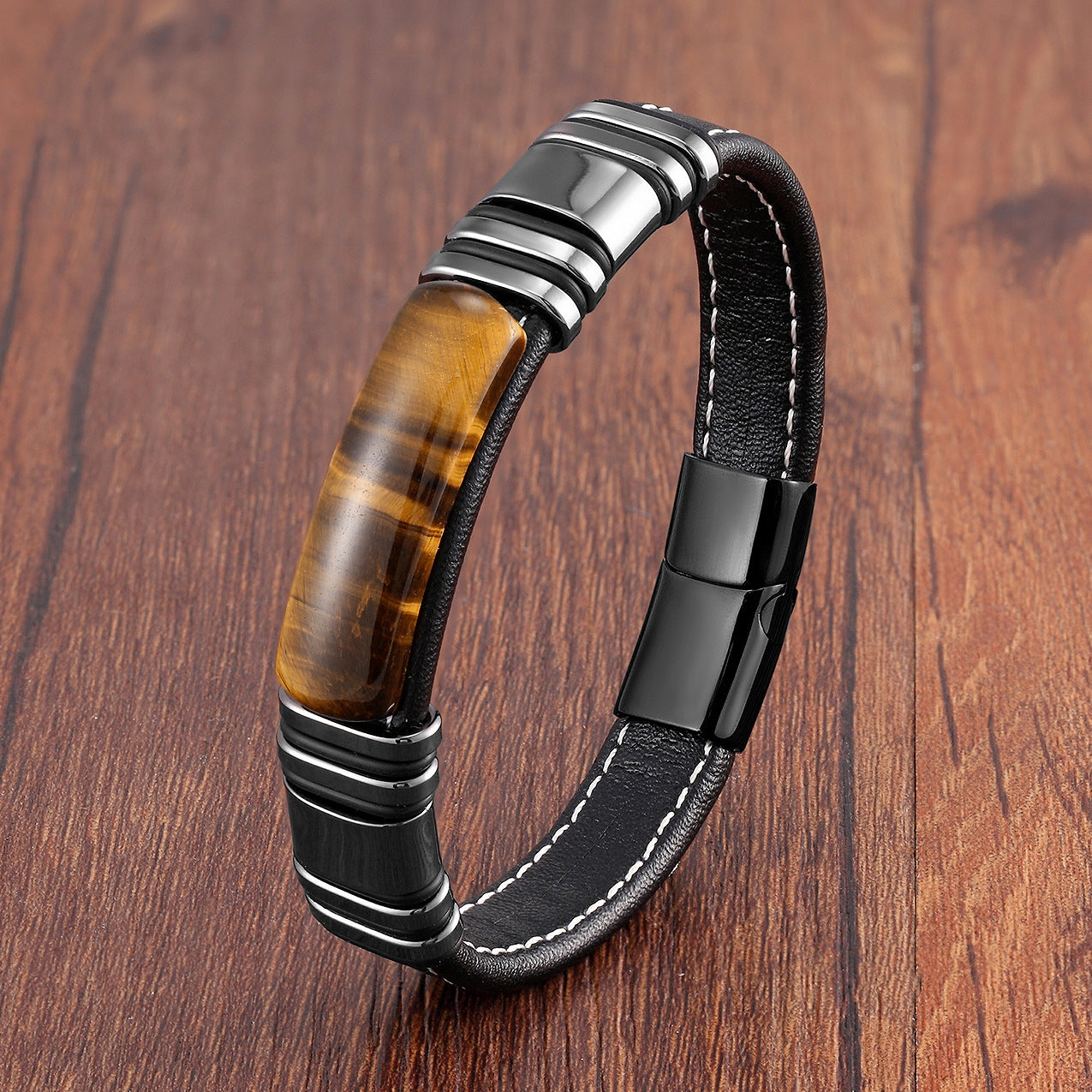 Bracelet homme en cuir noir et acier inoxydable au design géométrique rétro, porté au poignet