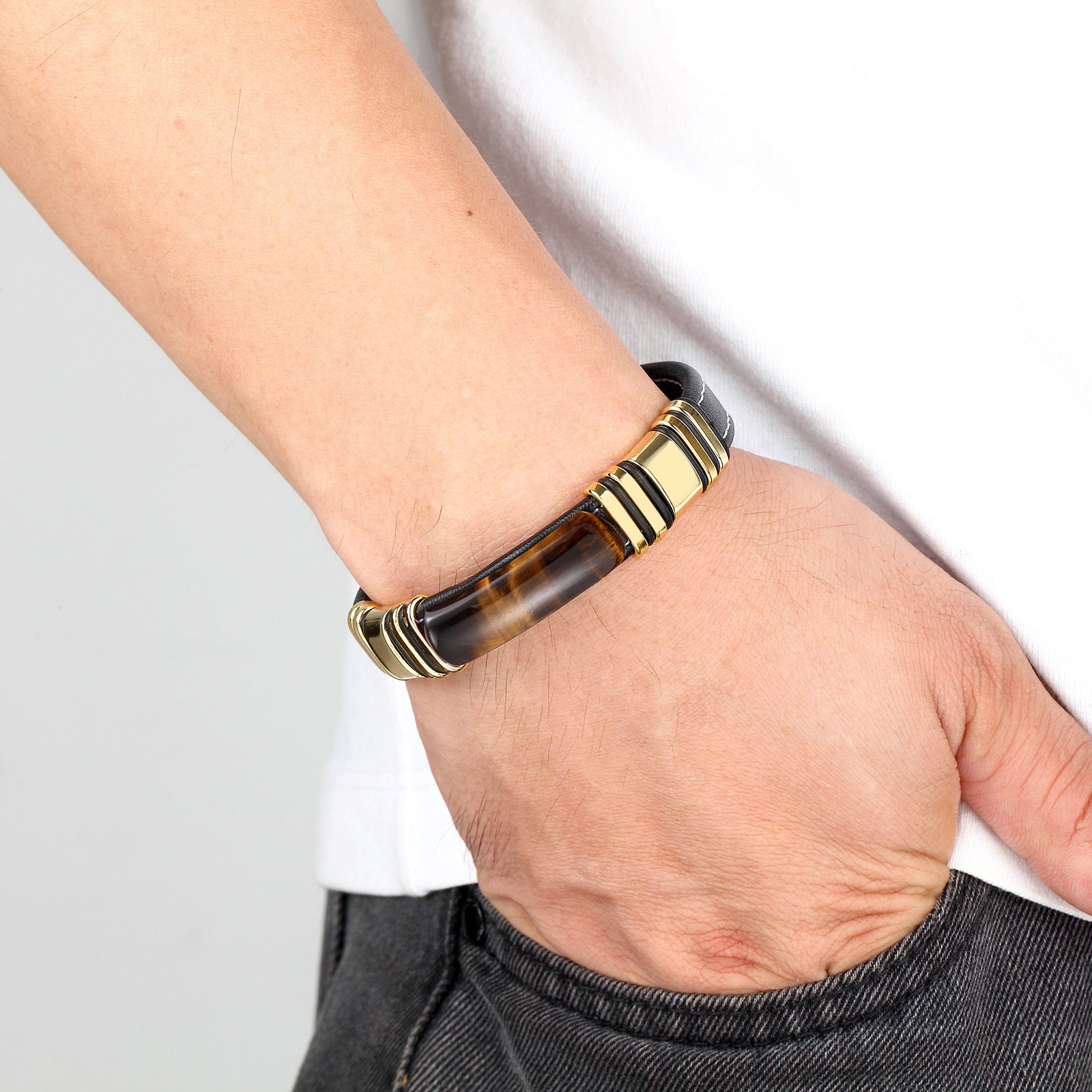 Bracelet homme en cuir noir et acier inoxydable au design géométrique rétro, porté au poignet
