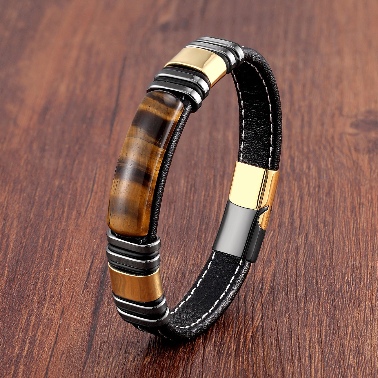 Bracelet homme en cuir noir et acier inoxydable au design géométrique rétro, porté au poignet