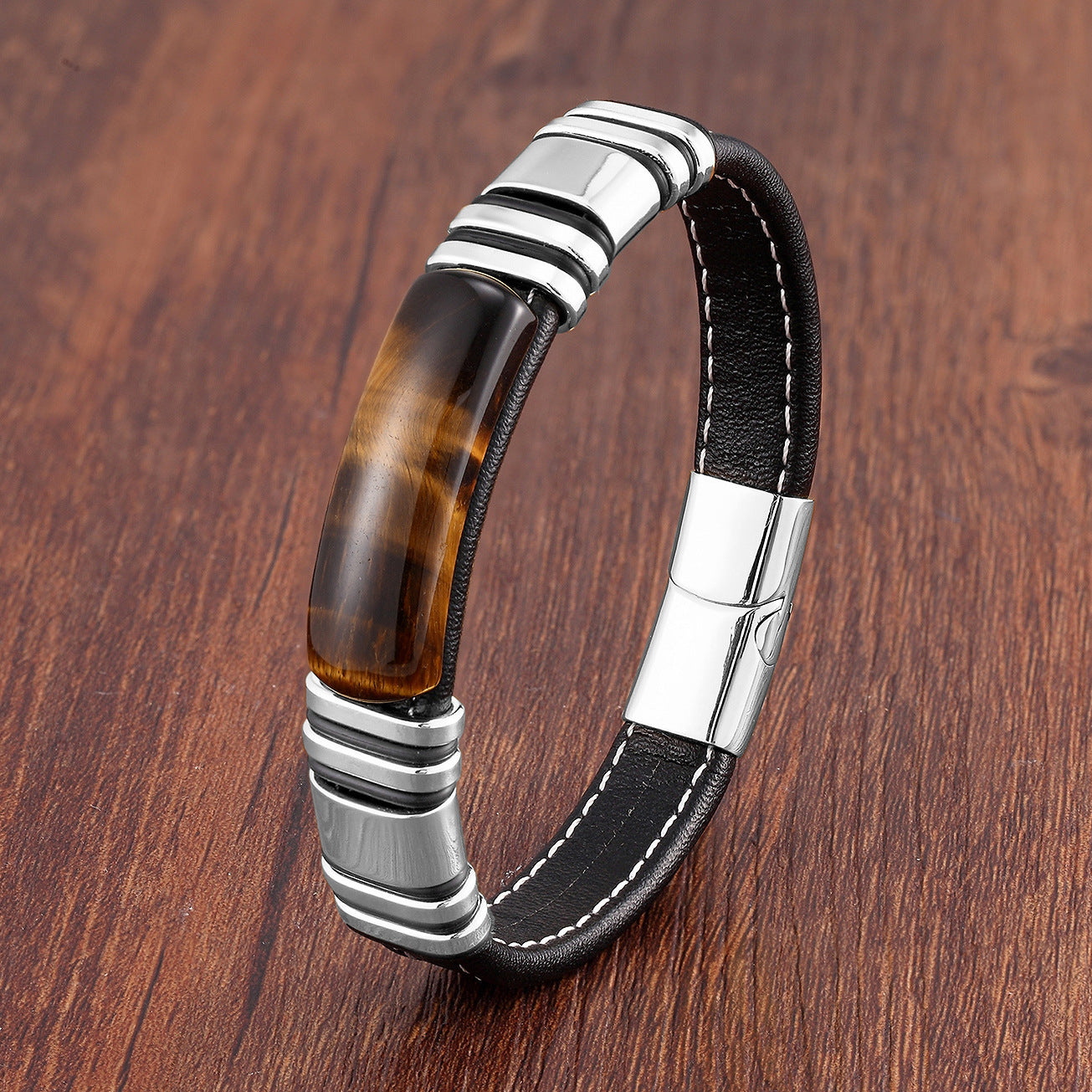Bracelet homme en cuir noir et acier inoxydable au design géométrique rétro, porté au poignet